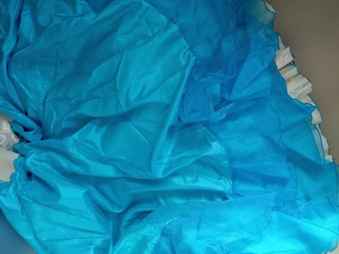 ターコイズブルーのマントンで作ったフラメンコ衣装