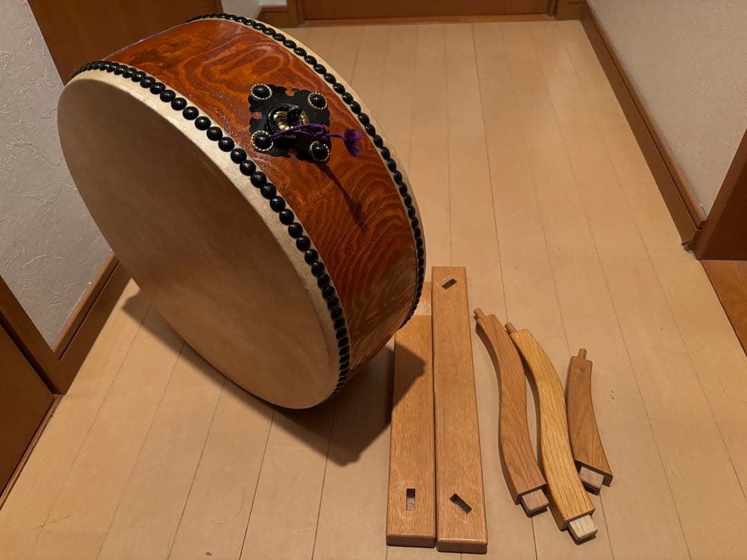 価格12万円程●和太鼓 太鼓正 平胴太鼓 上鳴 くり抜き胴 1尺3寸 座り台付き