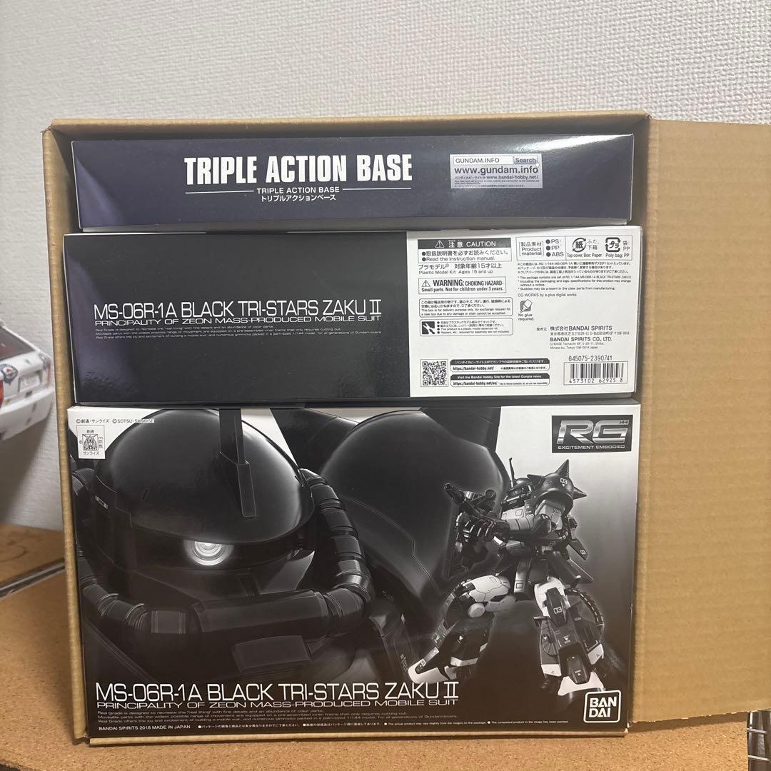 RG 1/144 黒い三連星専用ザクⅡ 3機セット トリプルアクションベース