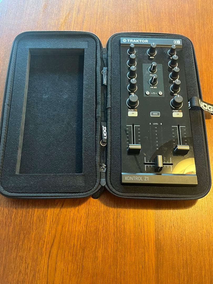 TRAKTOR KONTROL Z1 DJコントローラー　専用バッグ付き