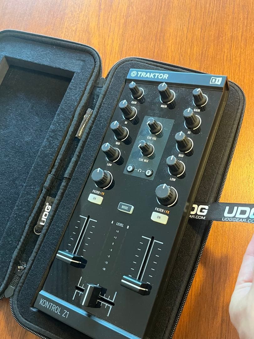 TRAKTOR KONTROL Z1 DJコントローラー　専用バッグ付き