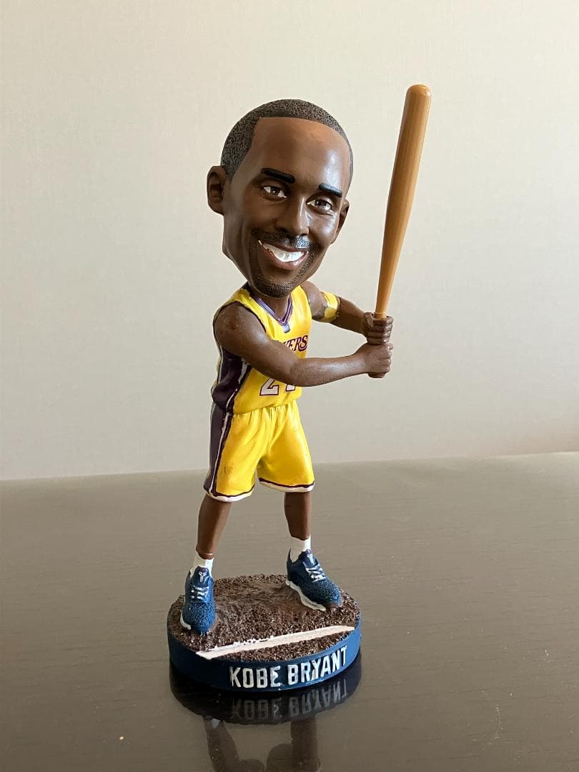 【新品、バッジ付き】コービー・ブライアント ボブルヘッド/ドジャースバッジ付
