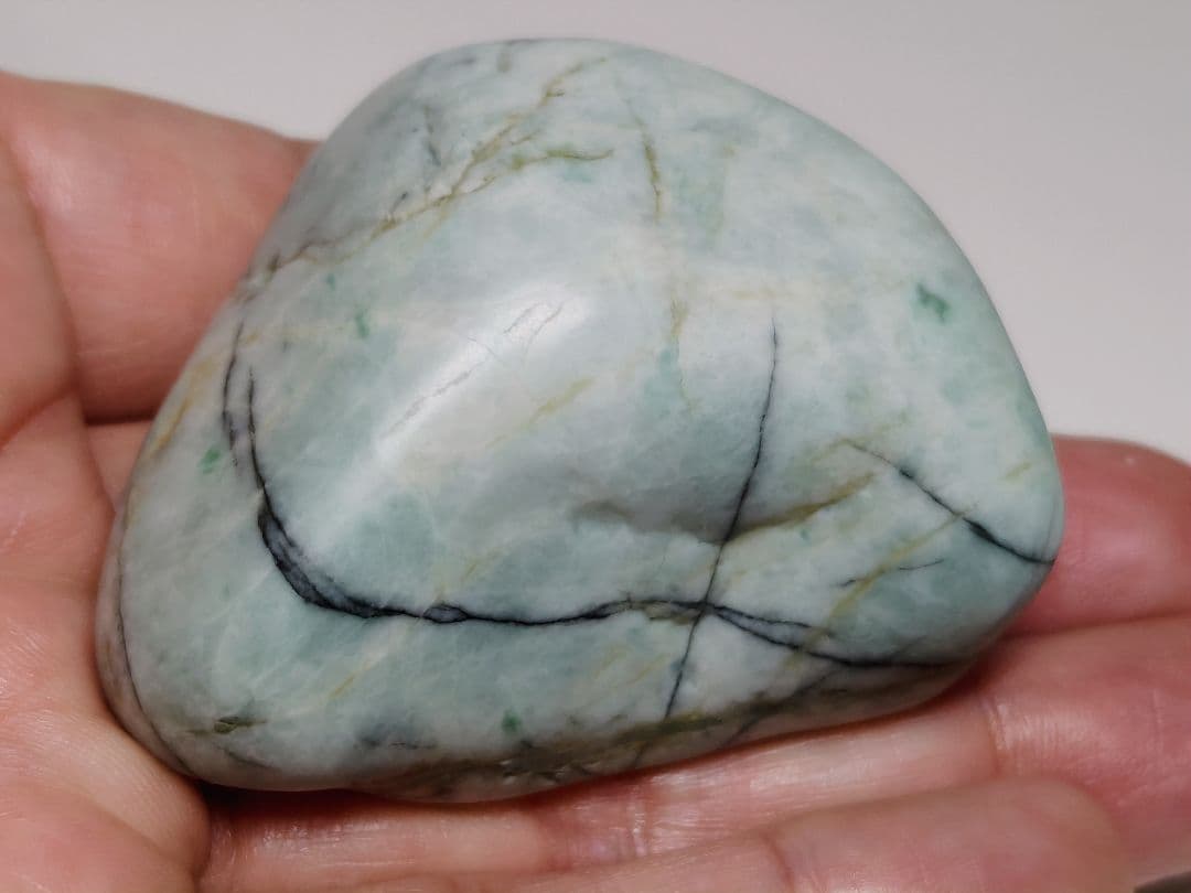 糸魚川148 翡翠 135g ヒスイ 原石 鑑賞石 自然石 誕生石 鉱物 鉱石