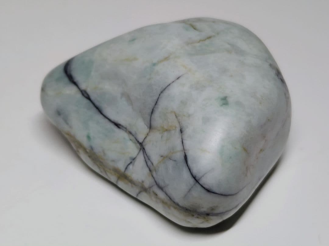 糸魚川148 翡翠 135g ヒスイ 原石 鑑賞石 自然石 誕生石 鉱物 鉱石