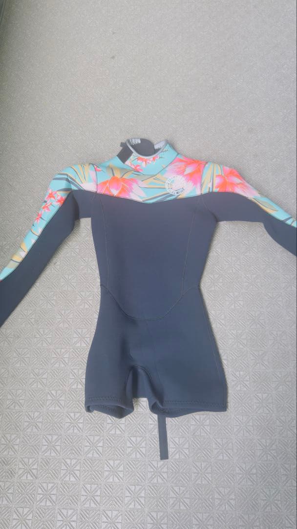 BILLABONG フルスーツ 黒 花柄