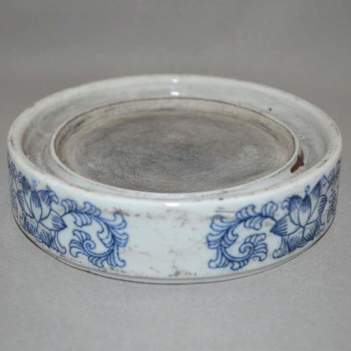 『圓形青花纏枝蓮花紋陶硯』 大明宣徳年製款　出版掲載品　瓷硯　染付　陶磁器　硯