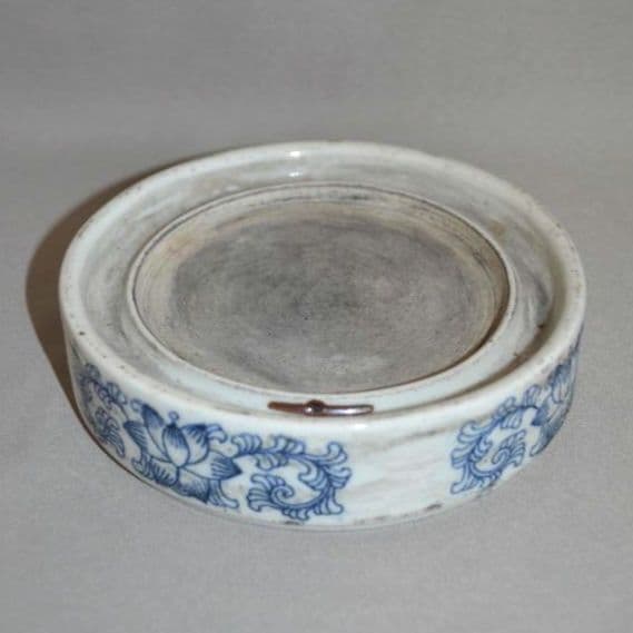 『圓形青花纏枝蓮花紋陶硯』 大明宣徳年製款　出版掲載品　瓷硯　染付　陶磁器　硯