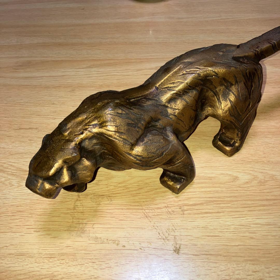 金色の虎の金属彫刻 約30cm