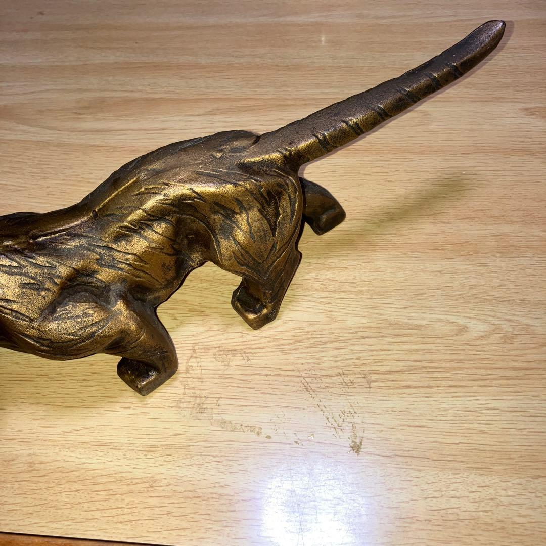 金色の虎の金属彫刻 約30cm