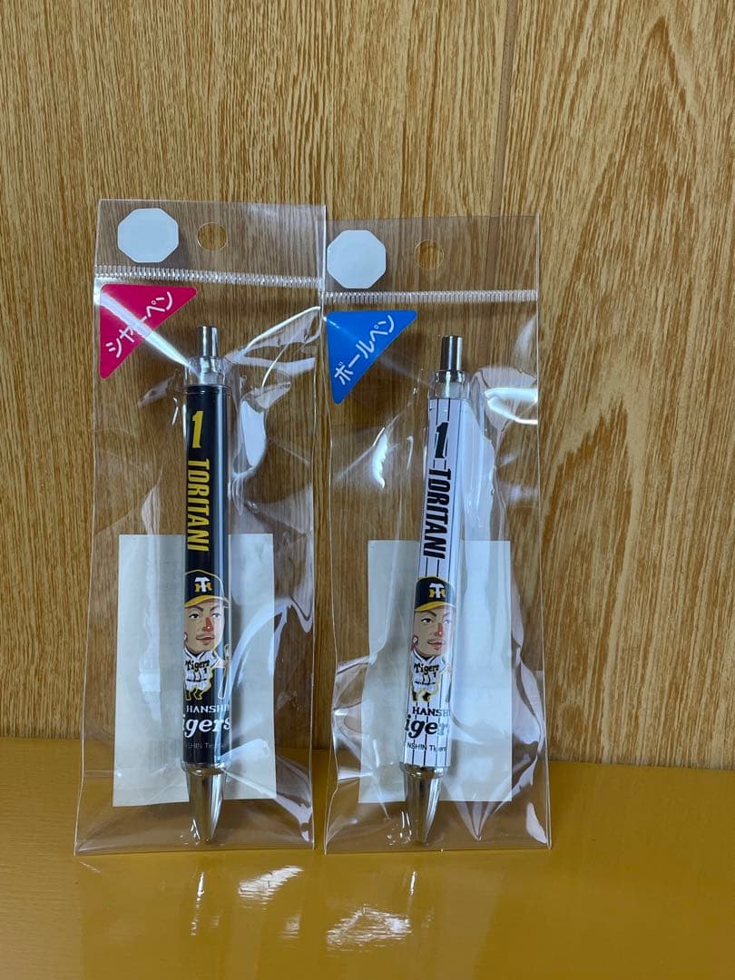 阪神タイガースとマッカノーズデザインとコラボレーションしたグッズです。