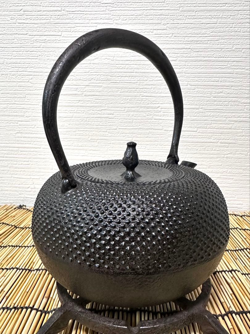 未使用、保管品　南部伝統工芸士 及川寛治作　１５型姥口アラレ　南部鉄瓶　南部鉄器