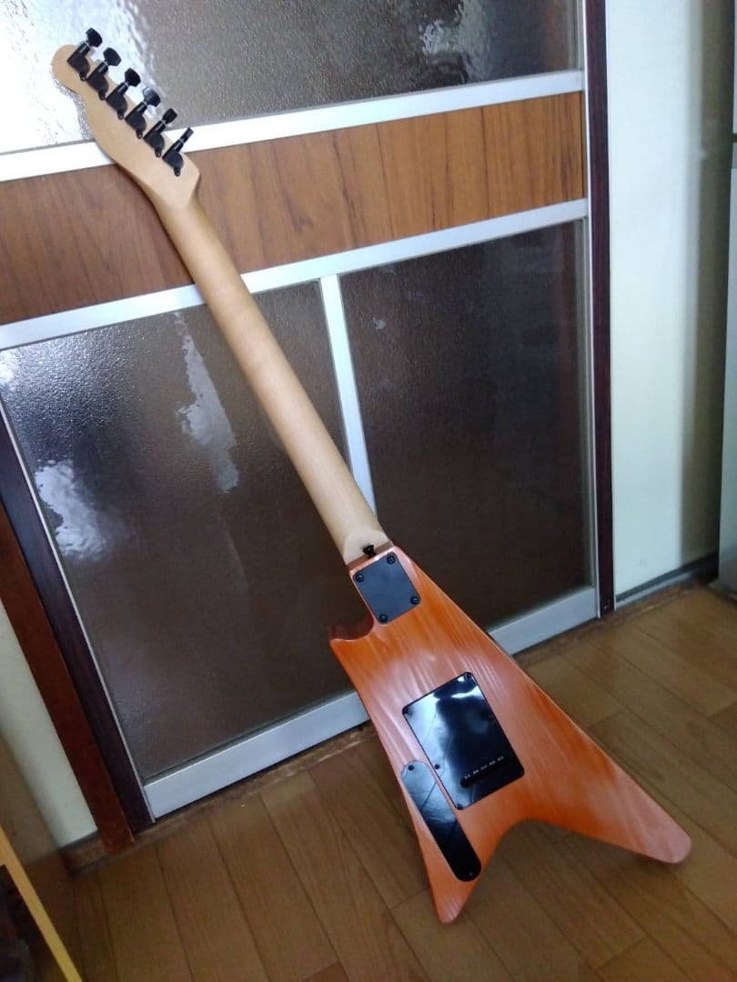 こ*き様 フライングVスタイル エレキギター オレンジ