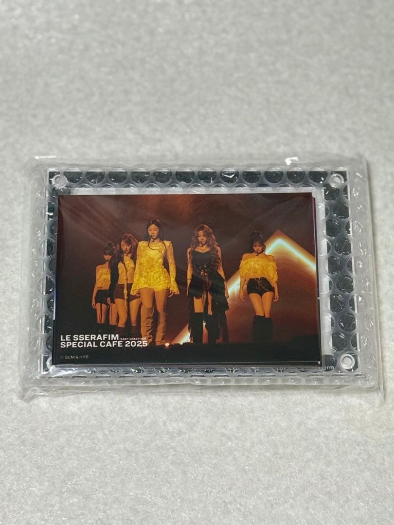 【A賞】 LESSERAFIM カフェ2025 限定くじ フレームスタンド