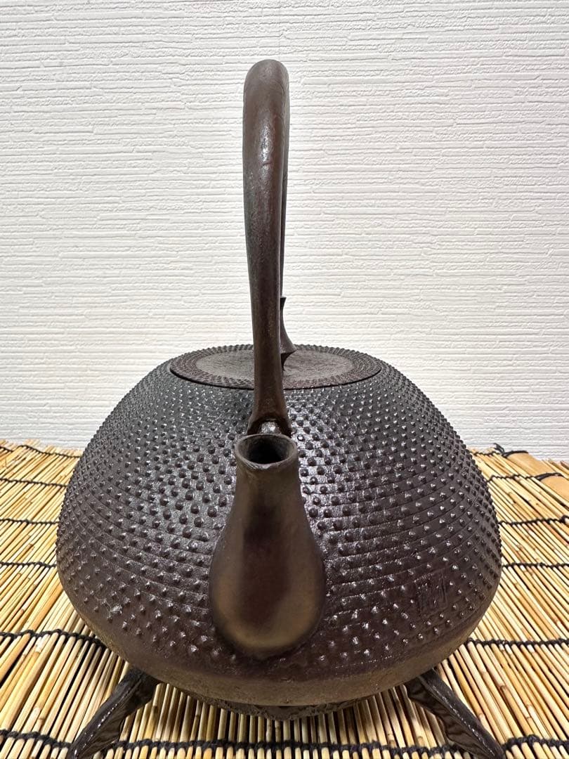 供箱、付属品付　岩手県奥州水沢幸工芸現代の名工 佐藤勝久造宝重霰２ℓ 南部鉄瓶