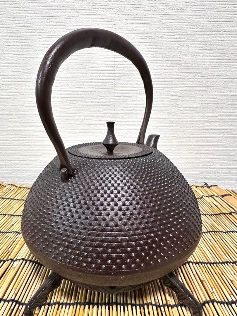 供箱、付属品付　岩手県奥州水沢幸工芸現代の名工 佐藤勝久造宝重霰２ℓ 南部鉄瓶