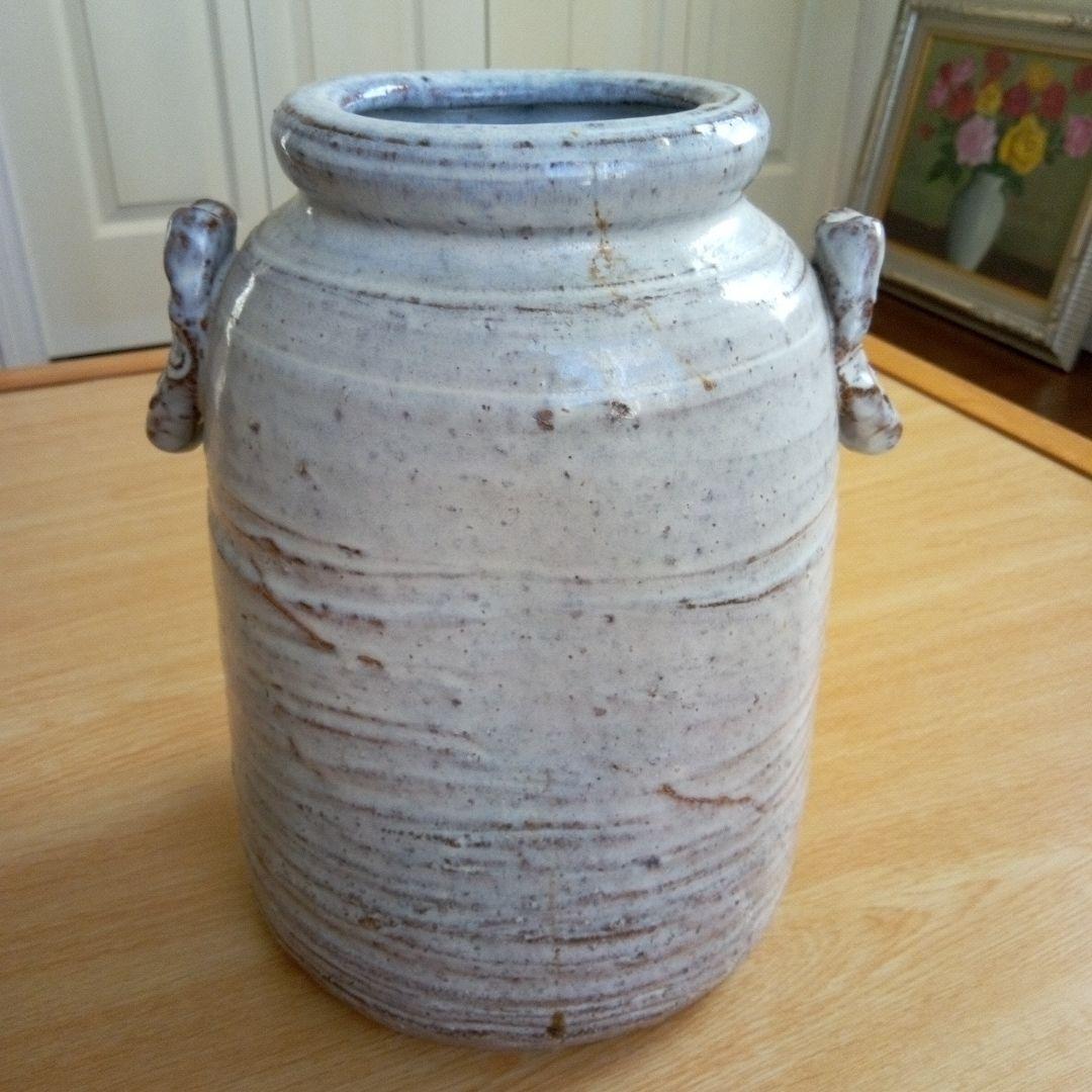 陶器の壺 - グレーと茶色のアクセント