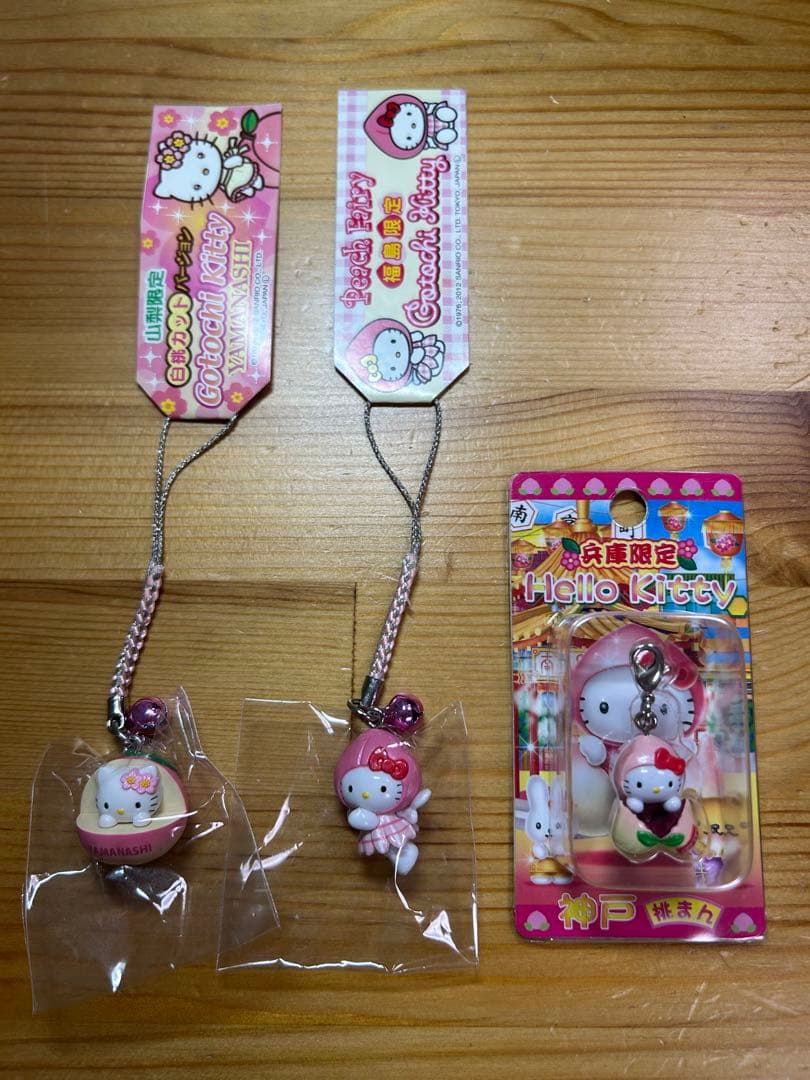 ハローキティ 根付けストラップ＆ファスナーマスコット 桃 3種 白桃 桃まん