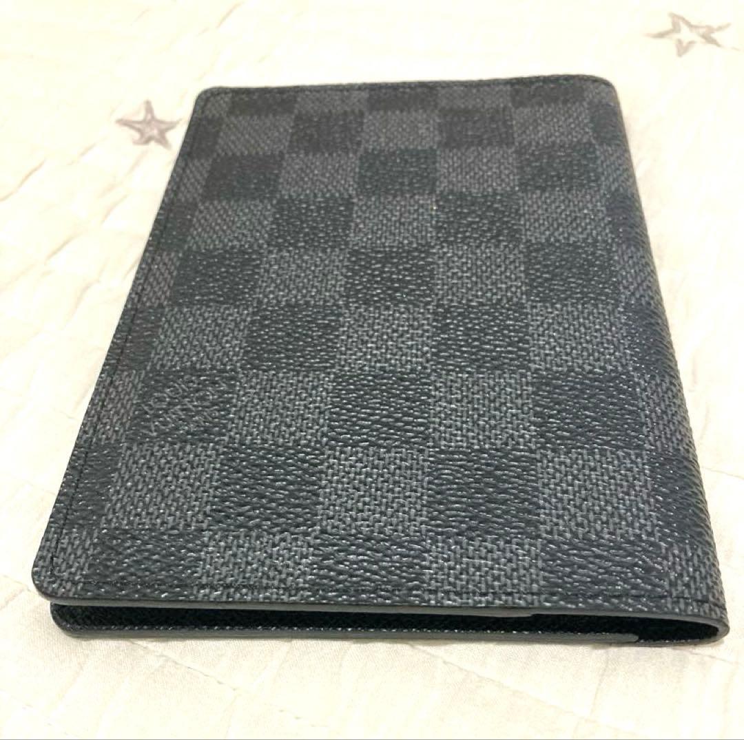パスポートカバー LOUIS VUITTON ダミエグラフィット イニシャル入り