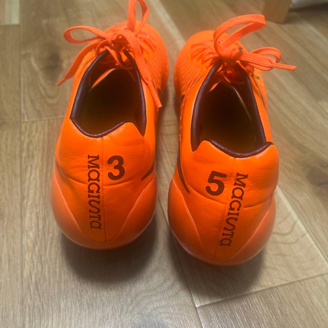 元鹿島アントラーズ、ファジアーノ岡山の岩政大樹選手のサイン入りスパイク