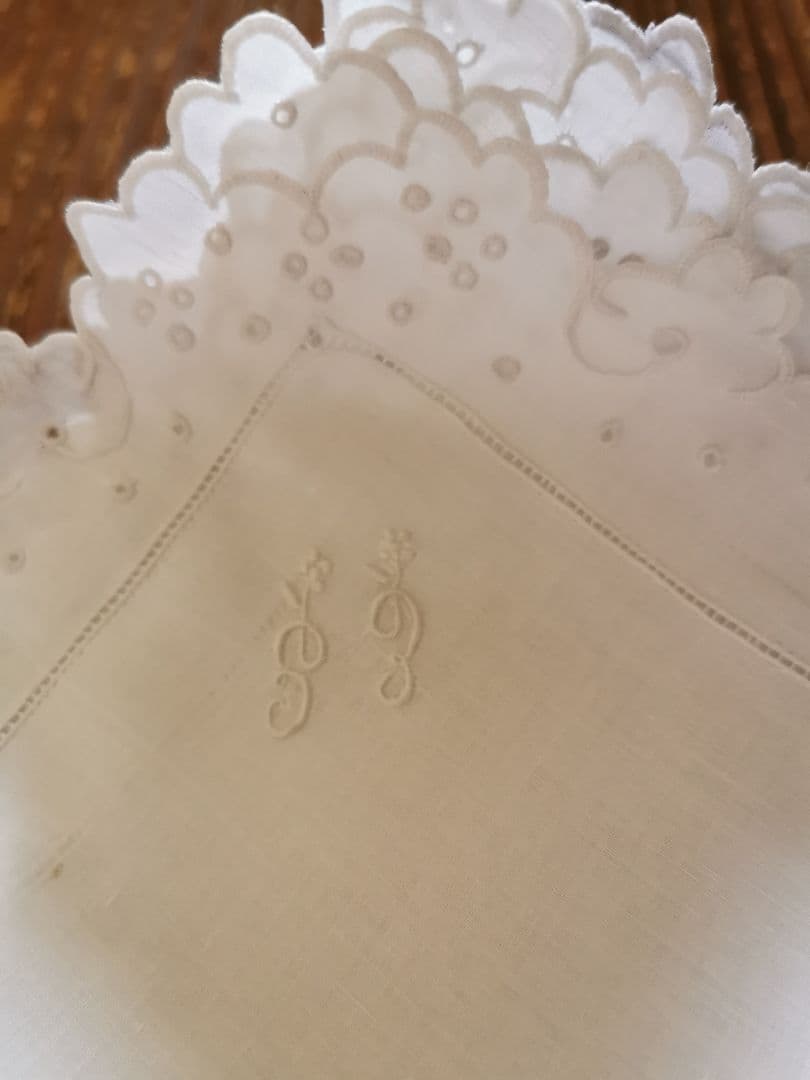 アンティークフランス 細やかなアイレット&スカラップ&花文字刺繍 リネンハンカチ
