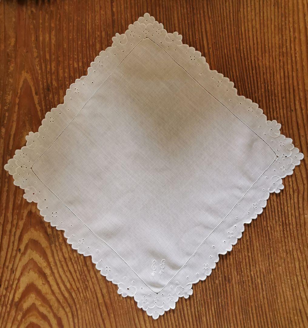 アンティークフランス 細やかなアイレット&スカラップ&花文字刺繍 リネンハンカチ