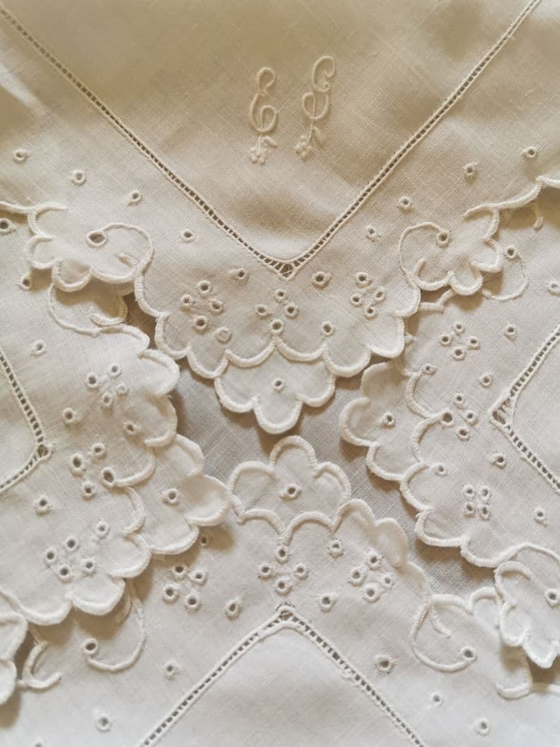 アンティークフランス 細やかなアイレット&スカラップ&花文字刺繍 リネンハンカチ