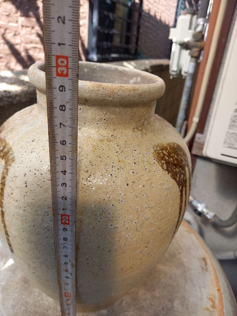 高さは、約３０cm口18cm壺です。