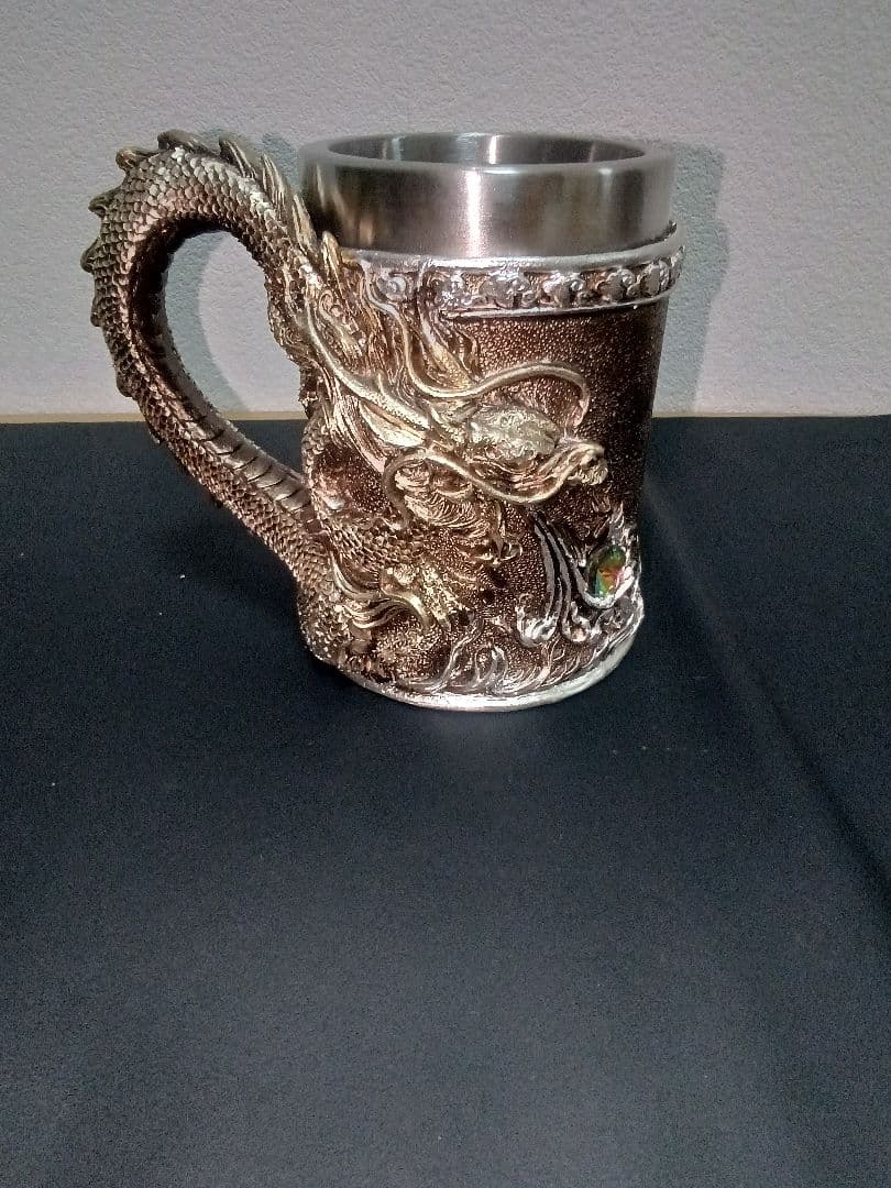 ドラゴン彫刻の金属製マグカップ