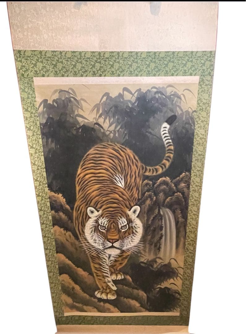 掛軸 龍山筆『猛虎図』肉筆 絹本 厄除け 縁起物 箱付 緻密描写