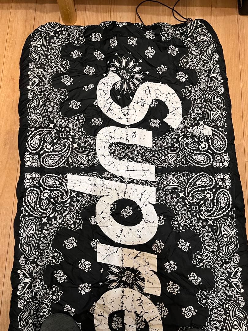 ノースフェイス　シュプリーム　寝袋　Supreme バンダナ柄　ブラック