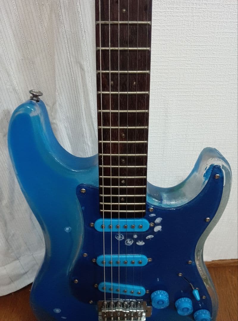 エレキギター　アクリル透明　ストラトタイプ LED・WAVE・クラゲ仕様
