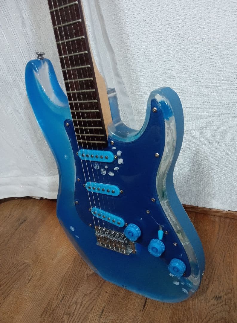 エレキギター　アクリル透明　ストラトタイプ LED・WAVE・クラゲ仕様