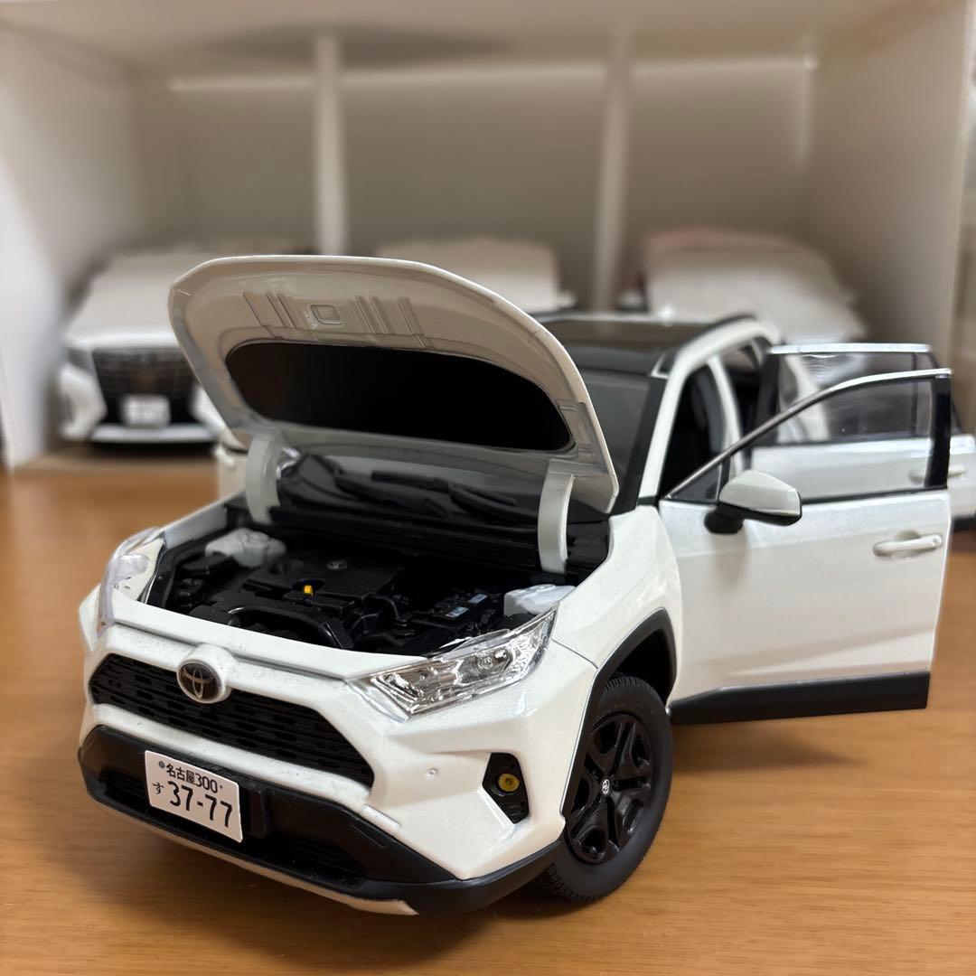 1/18トヨタRAV4模型