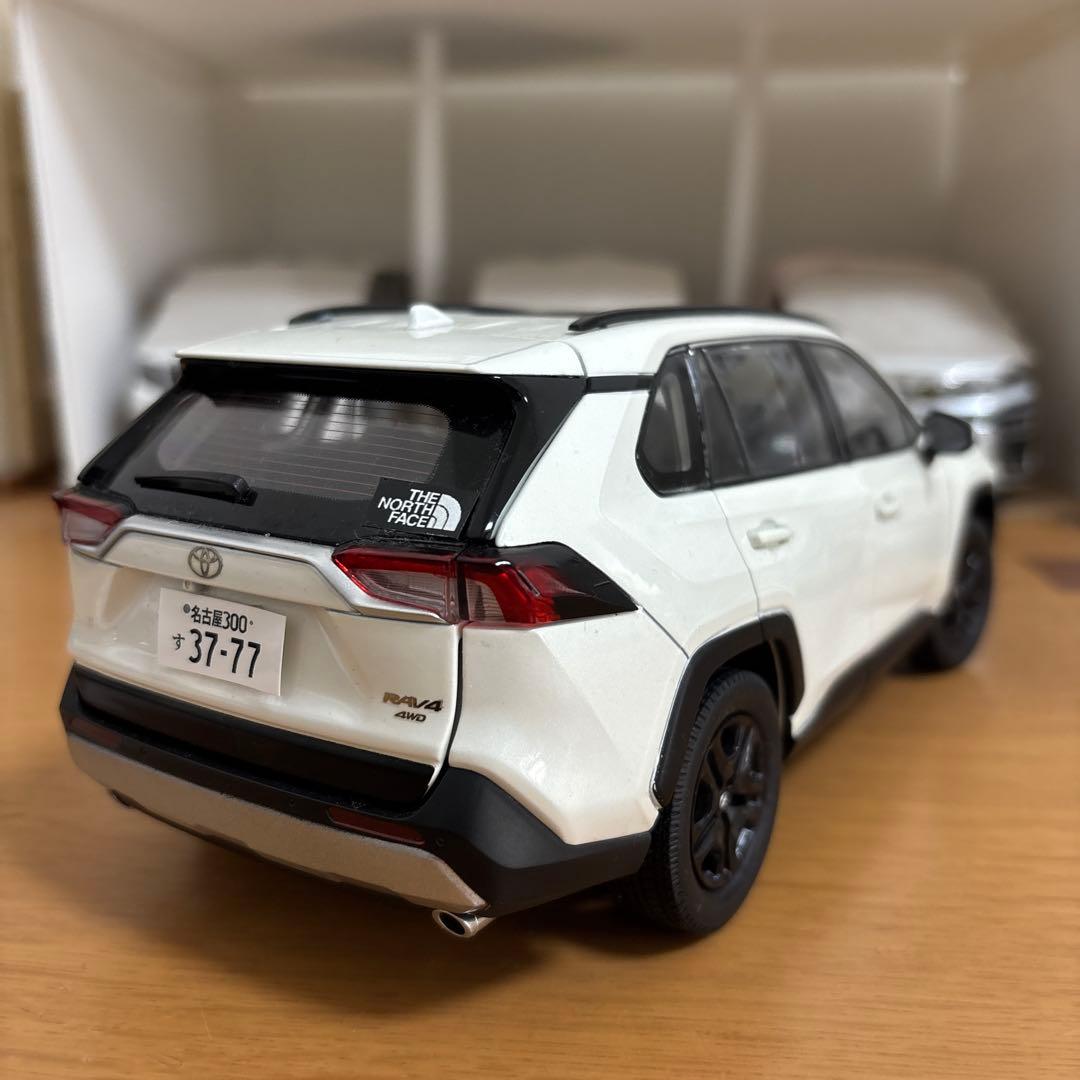 1/18トヨタRAV4模型