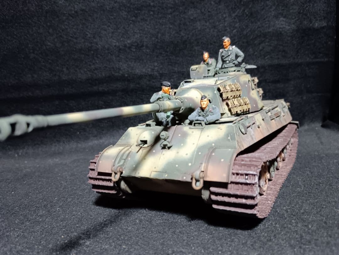 アカデミー1/35キングタイガー完成品