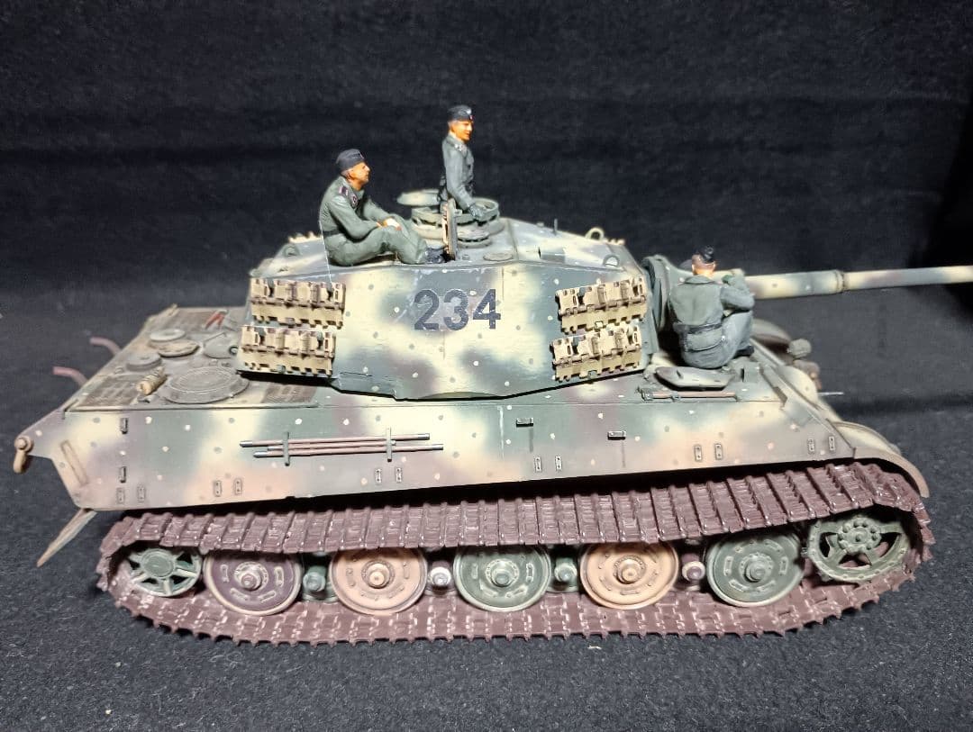アカデミー1/35キングタイガー完成品
