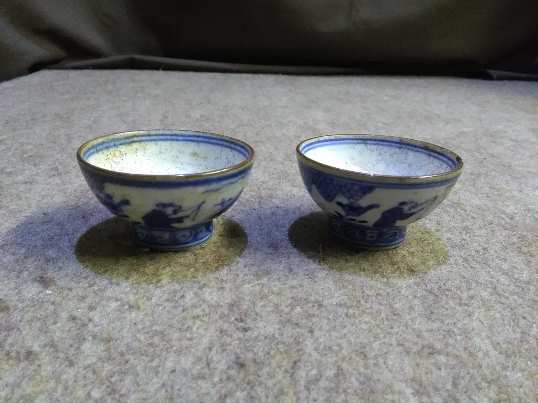 実家の蔵から　古伊万里　大明成化年製　人物・橋・植物柄　古い猪口　印　酒器