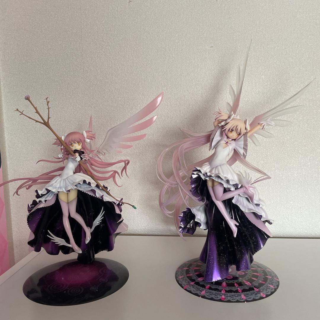 魔法少女まどか☆マギカ アルティメットまどかフィギュア 2体セットとタペストリー