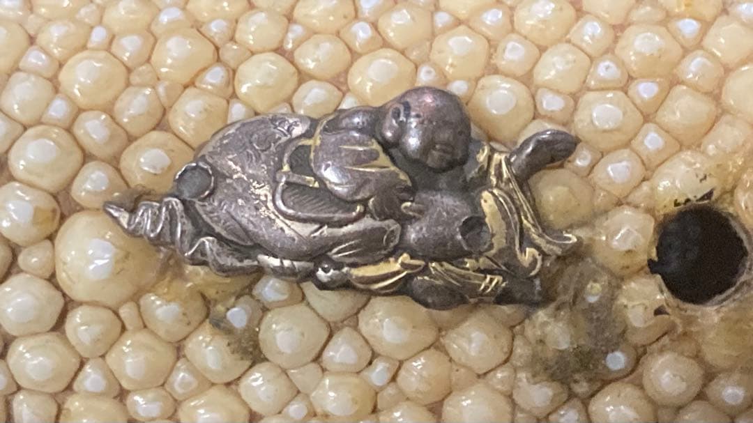 刀装具　短刀柄前　出目貫拵え　布袋・福禄寿図(上作) (江戸時代)