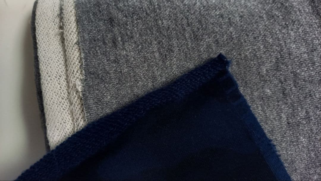 濃い色味、黒系　犬の服