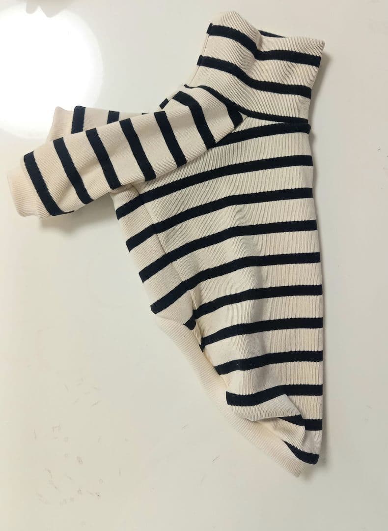 濃い色味、黒系　犬の服