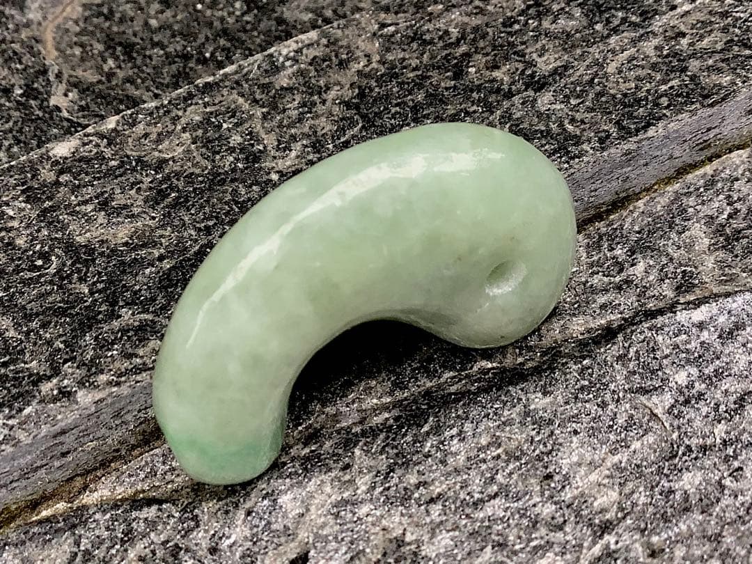 ✳ 自信の安価お値段‼️自信の品質‼️糸魚川翡翠勾玉*緑*人気の平塚古墳型　鑑別書付