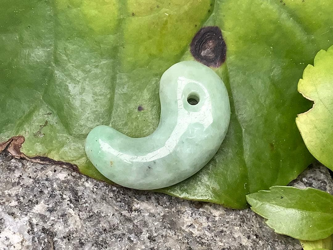 ✳ 自信の安価お値段‼️自信の品質‼️糸魚川翡翠勾玉*緑*人気の平塚古墳型　鑑別書付