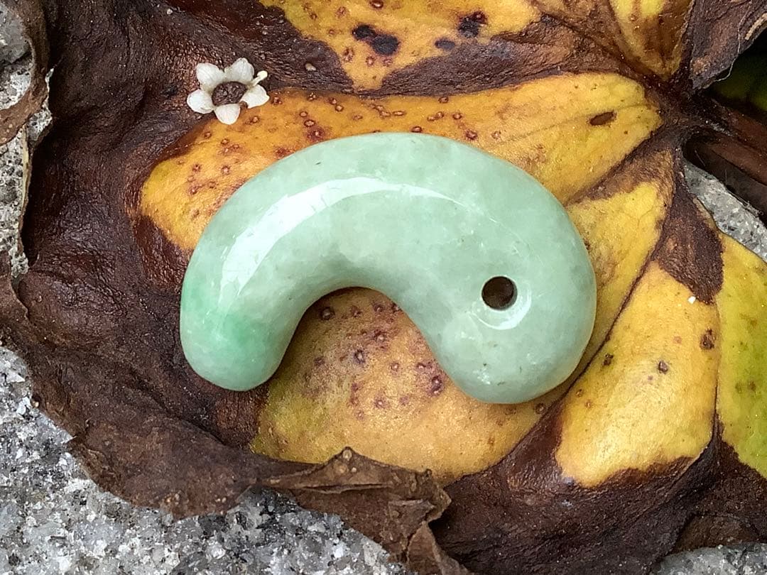 ✳ 自信の安価お値段‼️自信の品質‼️糸魚川翡翠勾玉*緑*人気の平塚古墳型　鑑別書付