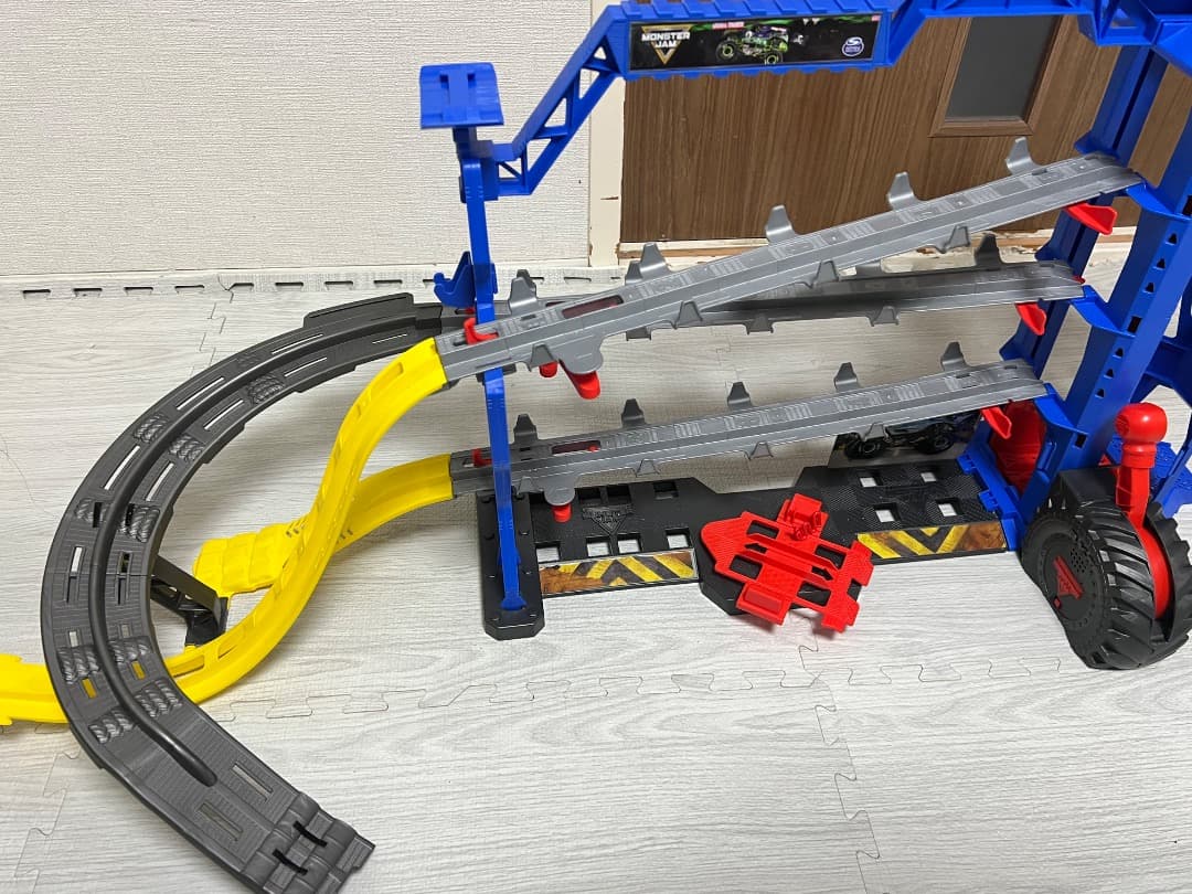 ミニカー Monster Jam Garage Playset