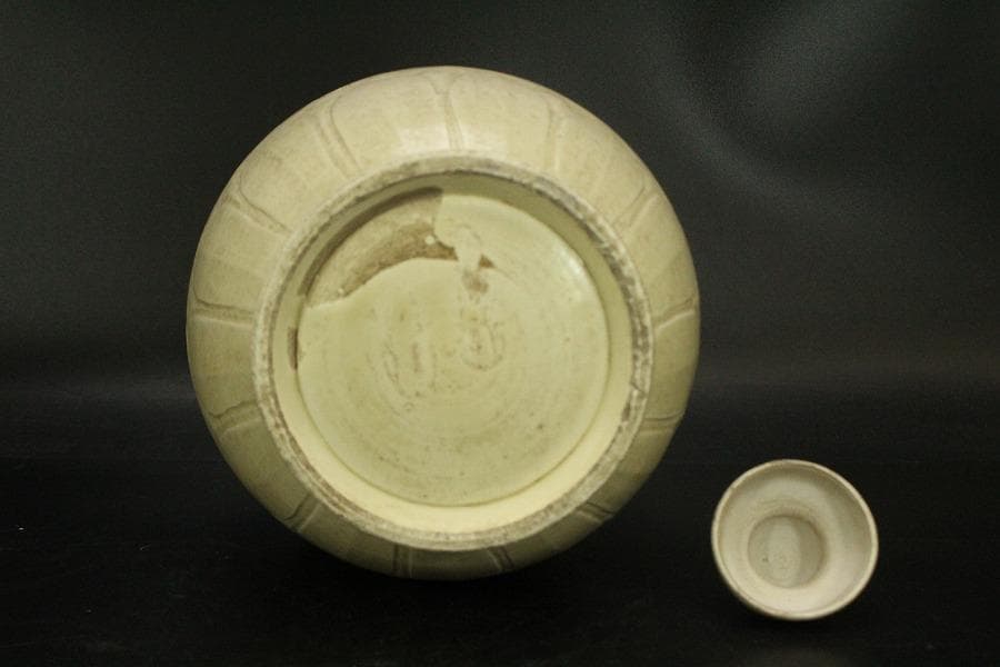 中国美術 白磁 陽刻草花紋 瓶(ZE663)