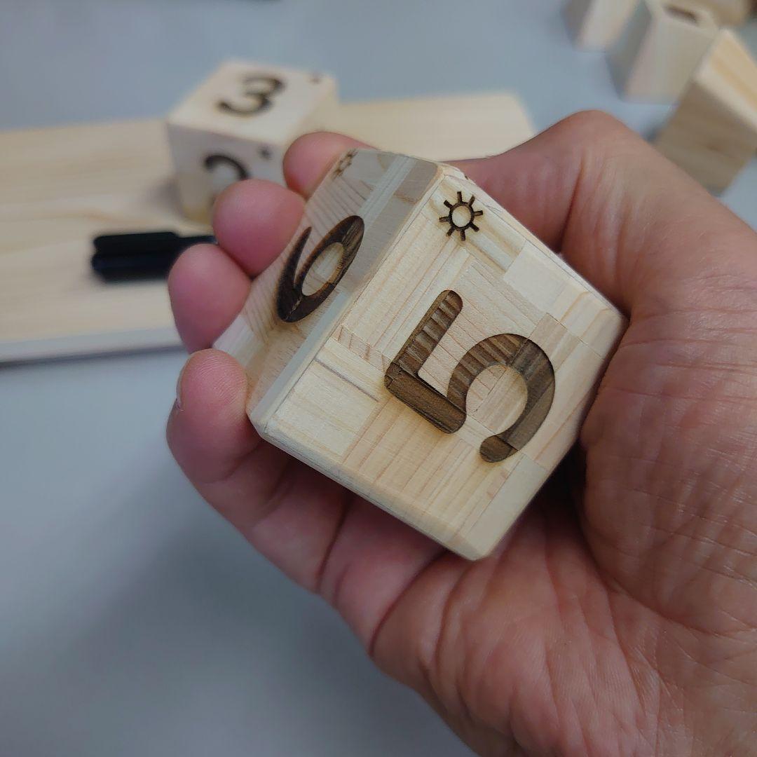 ヒノキのサイコロ２個セット 5cm ✕ 5cm　視力の低い方も手触りで読める