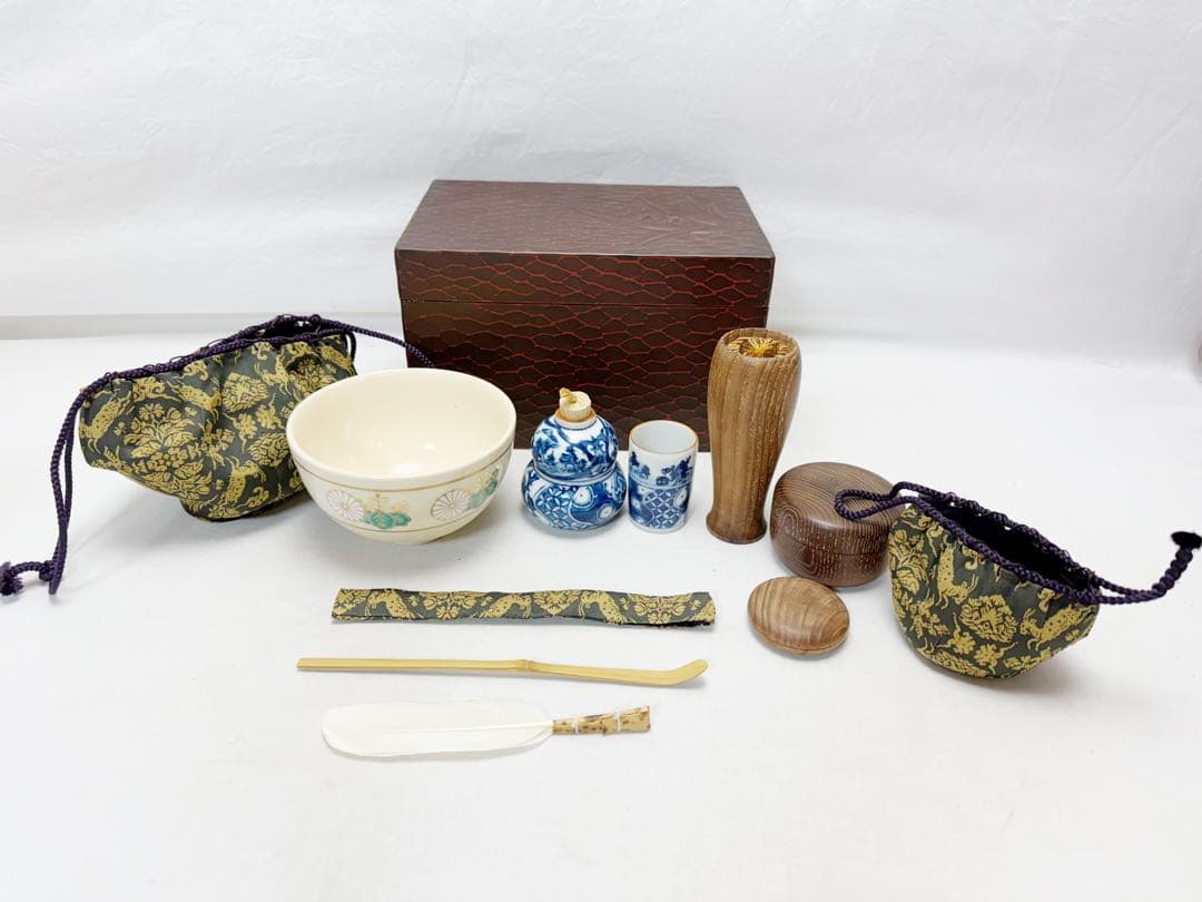 未使用 茶道具 镰倉彫 茶箱セット 茶器揃 茶碗 棗 茶筅 振出 巾筒 等