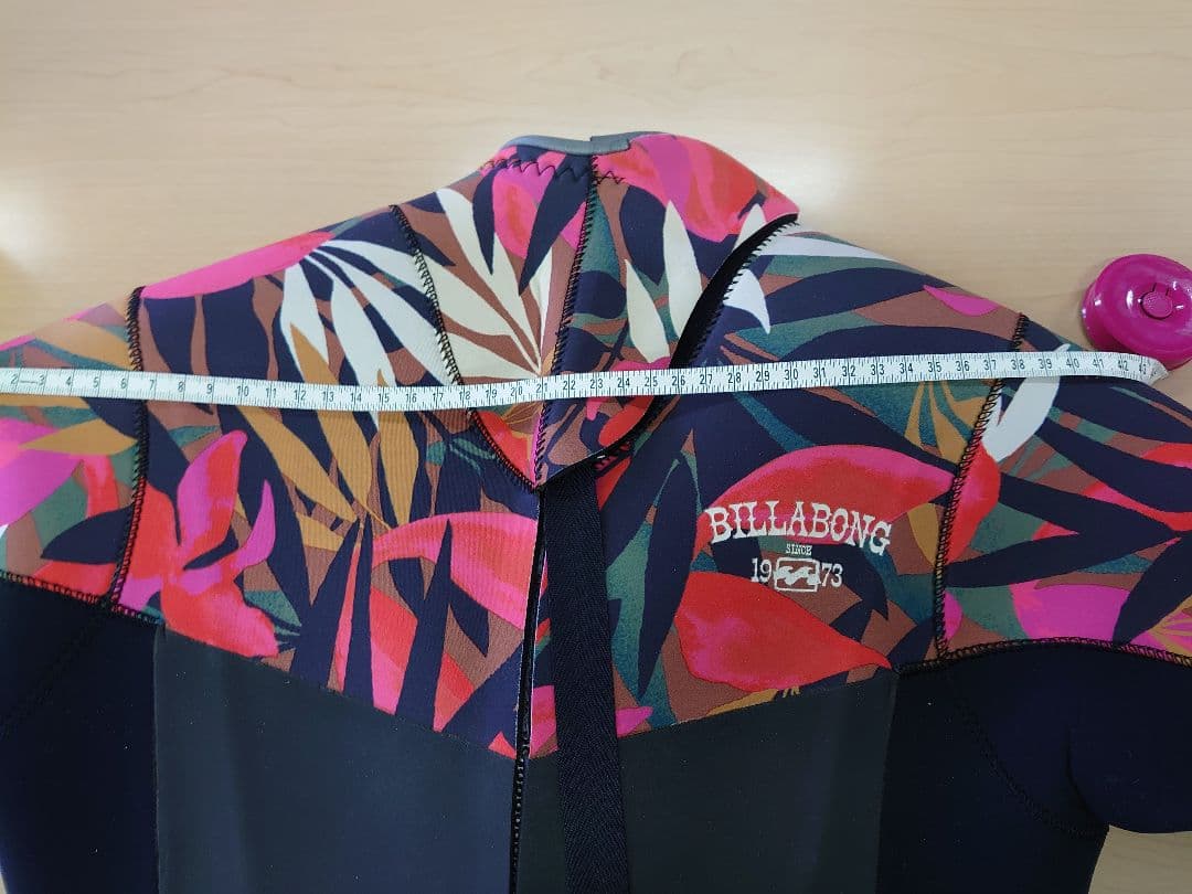 Billabong 秋冬初春用 裏起毛セミドライスーツ 黒・赤/カラフル葉柄