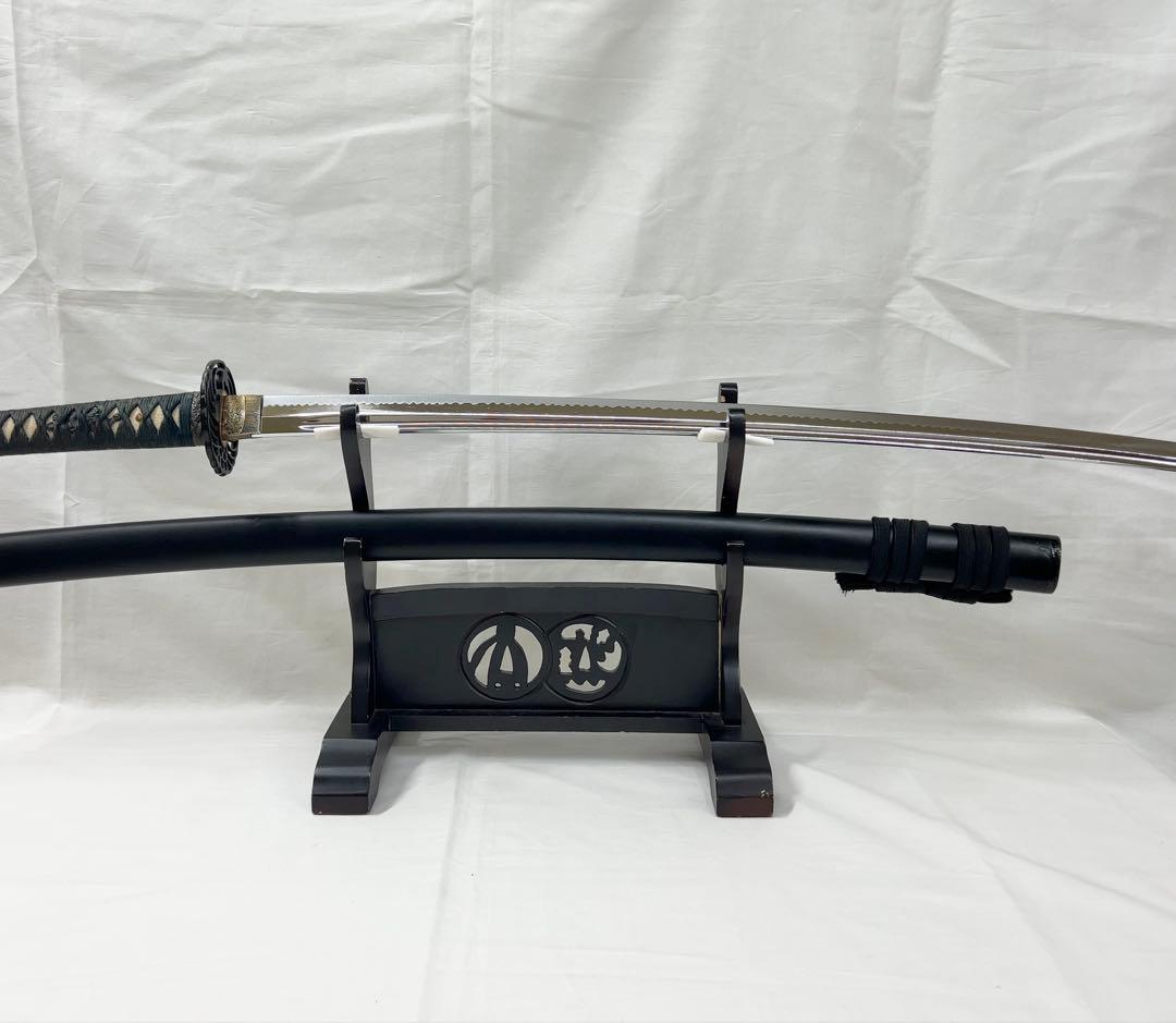 【模造刀】太刀 樋入り 鶴鍔 透かし 全長97.0センチ 黒鞘 互の目 刃紋